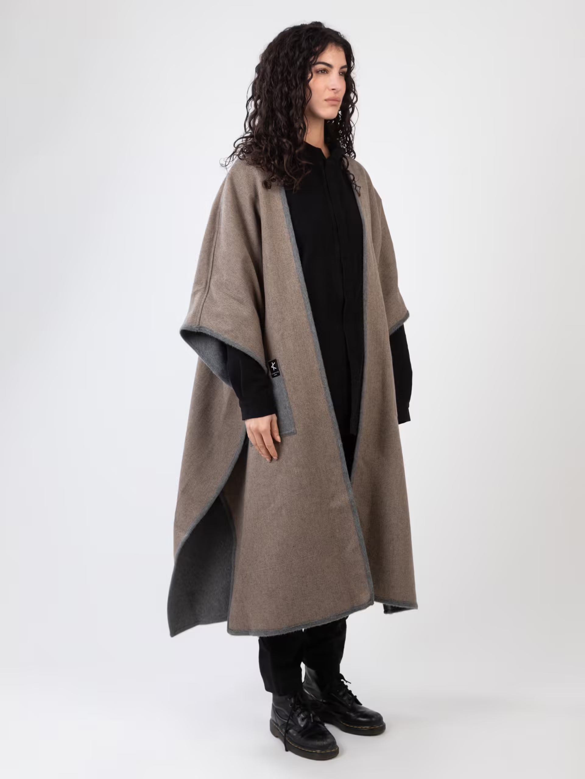 Flippa Cape - Fluffy Gray-3